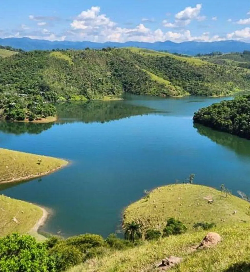 Vista da represa na Serra da Mantiqueira