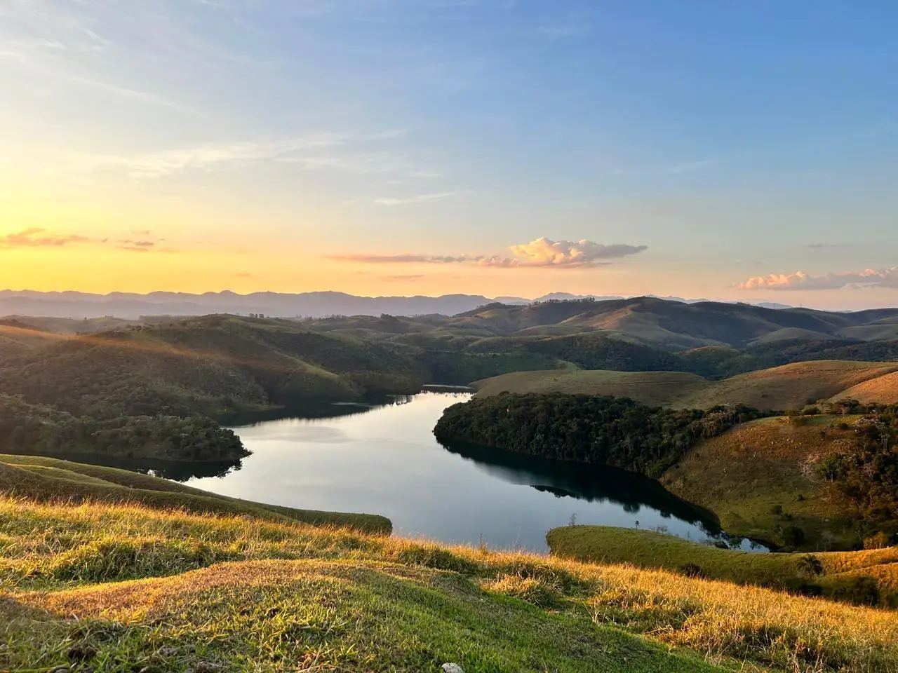 Amanhecer sobre a represa